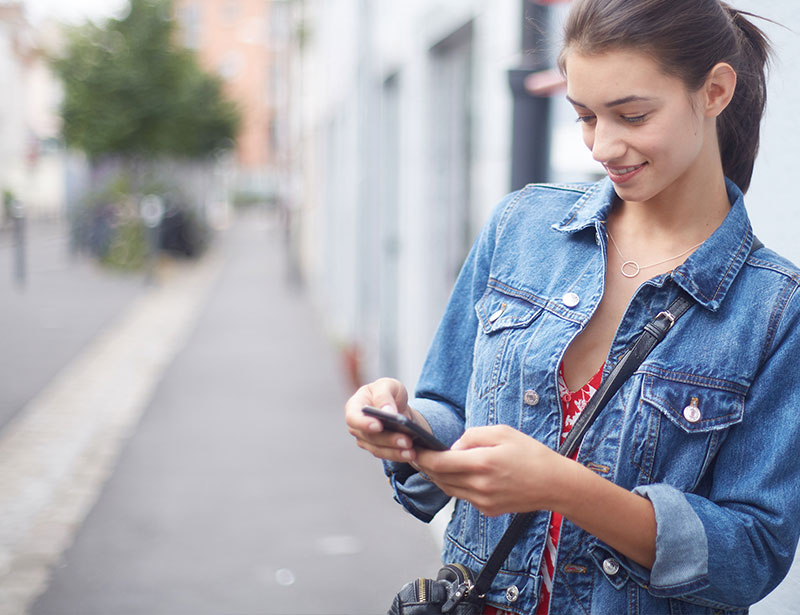 Une femme avec son portable
