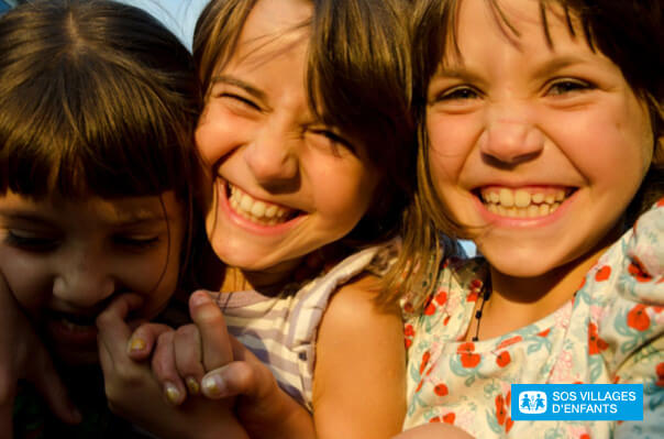 Illustration d'enfants souriants pour SOS Villages d'enfants