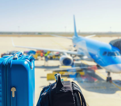 Des bagages seuls avec un avion en cour de chargement en arrière plan