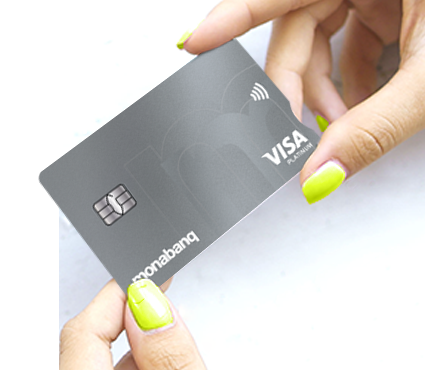 visuel de la carte Visa platinum tenue dans une main aux ongles vernis en vert Monabanq