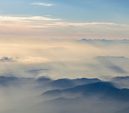 pics montagneux perdus dans les nuages